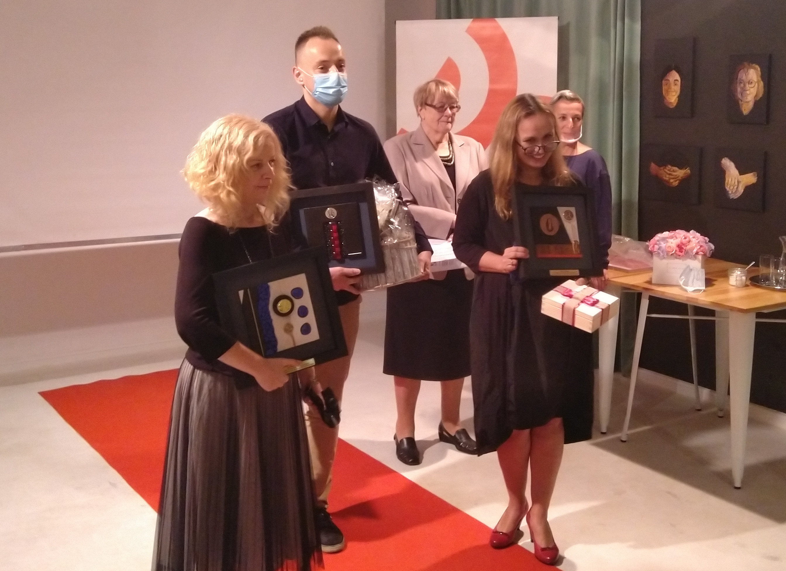 Laureaci konkursu "Twarze Ubóstwa" w trakcie Gali rozdania nagród: Aleksandra Warecka, Marek Szymaniak, Edyta Krześniak