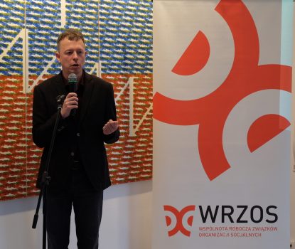 Gala konkursu dla dziennikarzy "Twarze Ubóstwa", dr hab. Ryszard Szarfenberg prezentuje wnioski z raportu „Poverty Watch 2021. Monitoring ubóstwa finansowego i polityki społecznej przeciw ubóstwu w Polsce w 2020 r.”