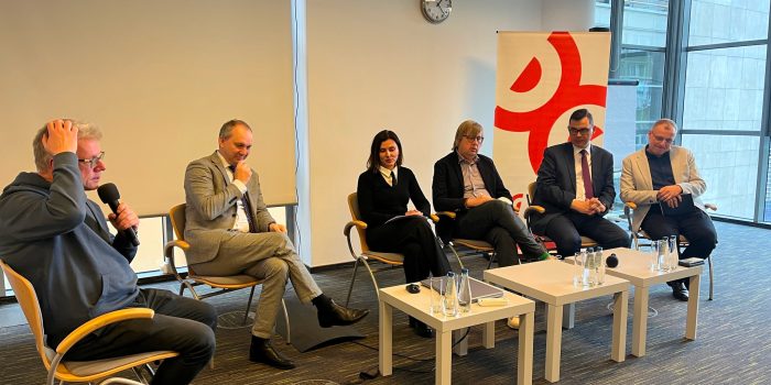 Oosby biorące udział w panelu konferencji. Od lewej: do mikorfonu mówi Cezary Miżejewski, Tomasz Pactwa, Monika Kocimska-Warczak, Paweł Maczyński, Piotr Krasuski, Grzegorz Baranowski